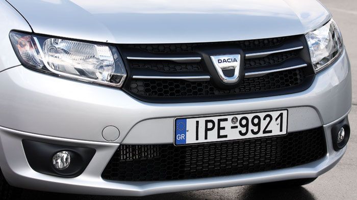 Το νέας γενιάς Sandero είναι αισθητά πιο δυναμικό και καλαίσθητο εμφανισιακά, ενώ το σήμα της Dacia αναγνωρίσιμο πια στην ελληνική αγορά